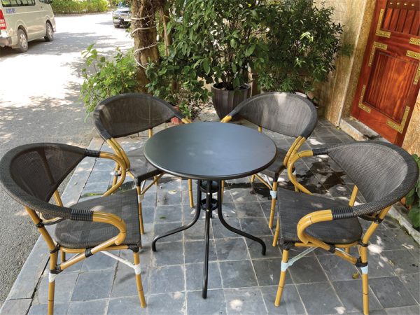 ban-cafe-tron-nhom-duc