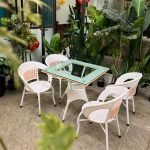 bo-ban-ghe-cafe-may-nhua-mau-trang